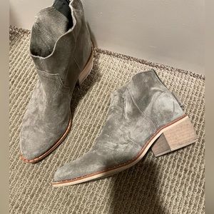 Gently used suede crēvo booties